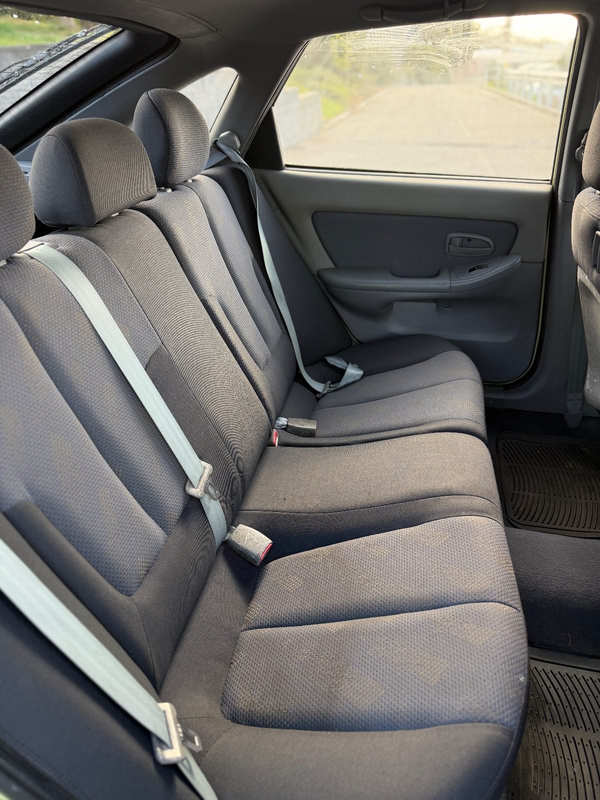 2004 Hyundai Elantra GL photo 5