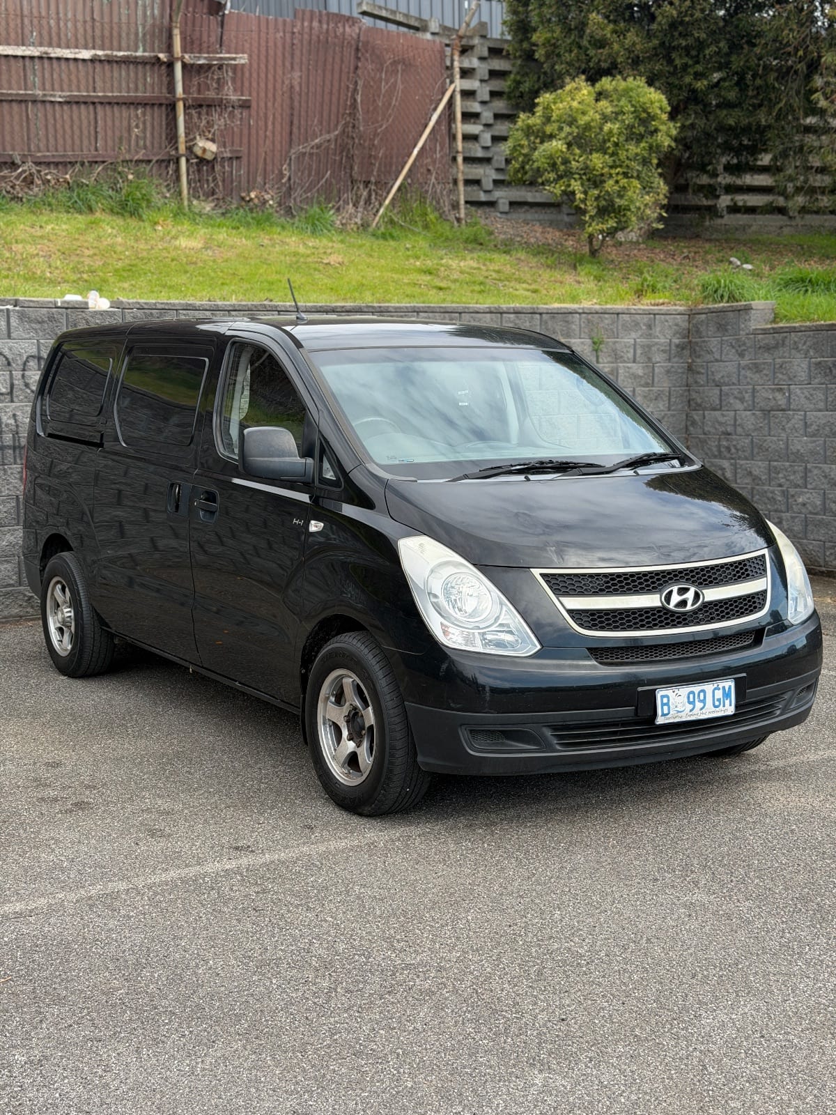 2010 Hyundai iLoad 4D photo 1