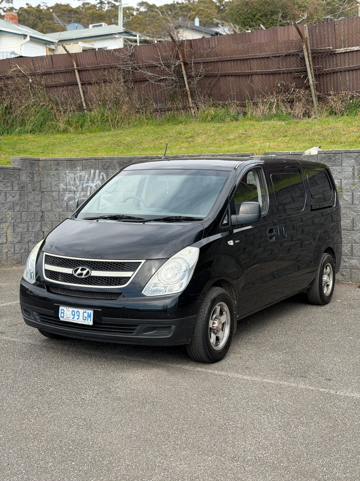 2010 Hyundai iLoad 4D photo 2